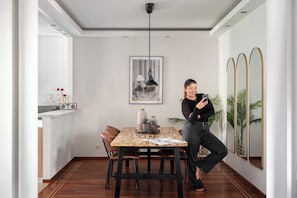 Appartement Deluxe, balcon, vue sur la cour intérieure | Salle à manger