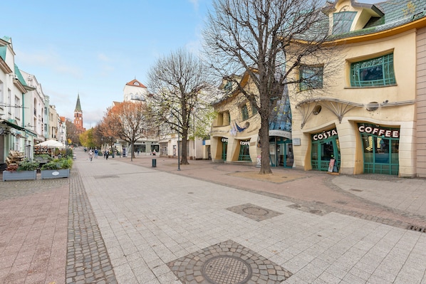 Une rue bordée d’immeubles, dont un café appelé « Costa Coffee ».