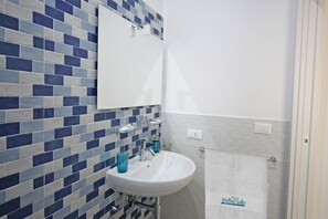 Camera Deluxe con letto matrimoniale o 2 letti singoli | Bagno | Doccia, soffione a pioggia, set di cortesia gratuito, asciugacapelli
