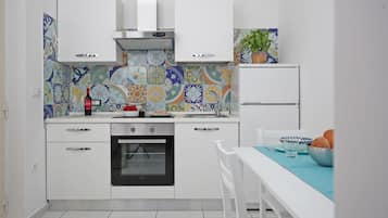 Deluxe-studio | Yksityinen keittiö | Syöttötuoli, keittoastiat/astiat/ruokailuvälineet, siivousvälineet