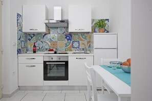 デラックス スタジオ | 専用キッチン | ハイチェア、調理器具と食器、クリーニング用品