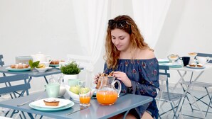 فطور من الأطباق المحلية مجانًا يوميًا