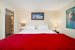 2 bedrooms, Internet, bed sheets - Dog-friendly cottage with fenced yard, firepit, W/D, & WiFi - walkable location (Empire)