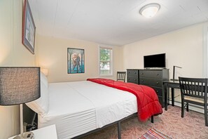 2 bedrooms, internet, bed sheets - Dog-friendly cottage with fenced yard, firepit, W/D, & WiFi - walkable location (Empire)