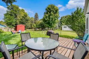 Outdoor dining - Dog-friendly cottage with fenced yard, firepit, W/D, & WiFi - walkable location (Empire)