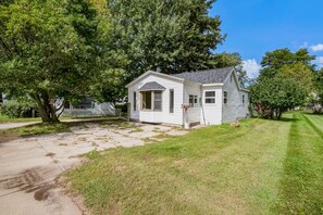 Exterior - Dog-friendly cottage with fenced yard, firepit, W/D, & WiFi - walkable location (Empire)