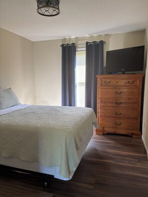 2 slaapkamers, een strijkplank/strijkijzer, gratis wifi, beddengoed