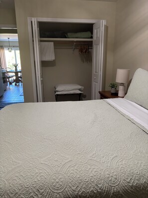 2 slaapkamers, een strijkplank/strijkijzer, gratis wifi, beddengoed
