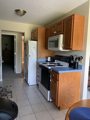 ثلاجة، ميكروويف، فرن، موقد طهي مسطح