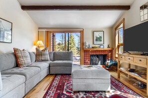 Televisión y chimenea 