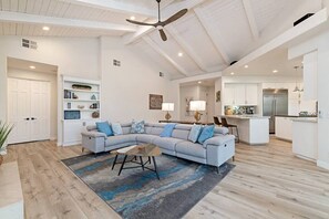 Smart-tv, eldstad, en stereo och kontor