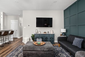 Smart TV, videojuegos, libros y monitor de computadora 