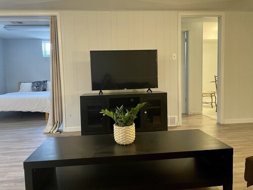 12 min to Downtown! Child&Pet Friendly , Fully Stocked Kitchen, W/, Back