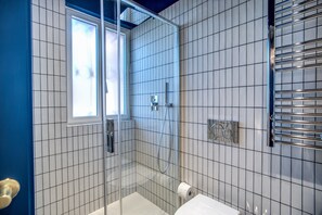 Douche, articles de toilette de luxe, sèche-cheveux, bidet