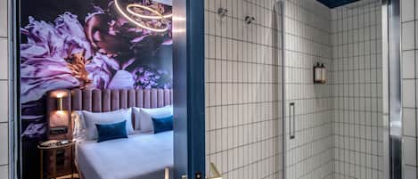 Classic Double or Twin Room | Minibar, in-room safe, individually decorated, individually furnished