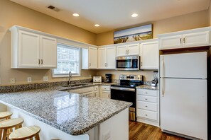 Kjøleskap, mikrobølgeovn, ovn og kokeplater