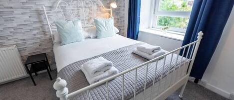 Iron/ironing board, WiFi, bed sheets