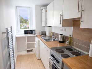 ثلاجة، ميكروويف، فرن، موقد طهي مسطح