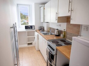 ثلاجة، ميكروويف، فرن، موقد طهي مسطح