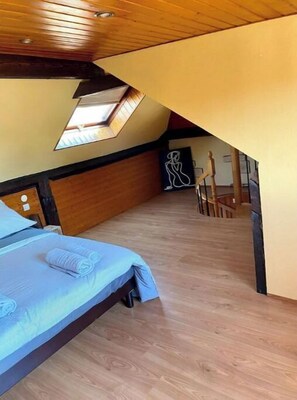 3 chambres, bureau, fer et planche à repasser, lit de bébé portatif
