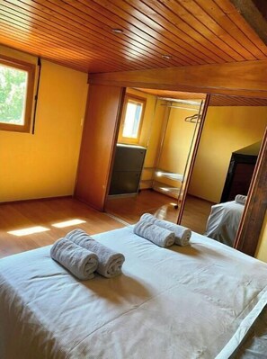 2 chambres, bureau, fer et planche à repasser, lit parapluie