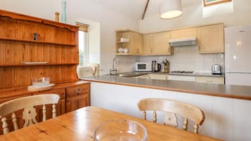 Geladeira, chaleira elétrica, torradeira