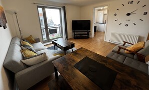 Smart TV - River view apartment with free parking (Dundee)