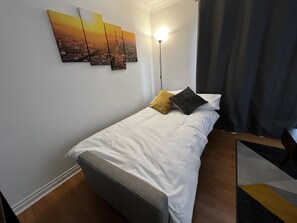 2 bedrooms, iron/ironing board, travel cot, WiFi - River view apartment with free parking (Dundee)