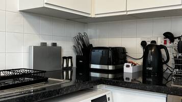 Kjøleskap, mikrobølgeovn, ovn og kokeplater