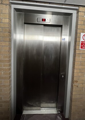 Interior - River view apartment with free parking (Dundee)