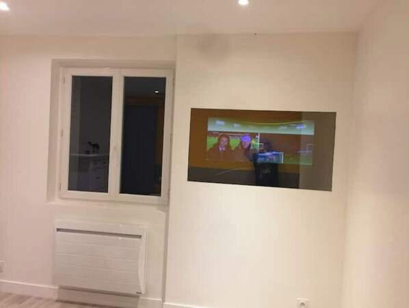 Unclassified image, 1 of 31, button