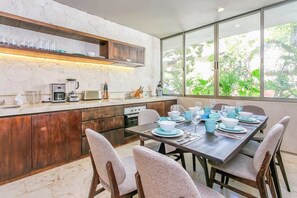 Cafetera y tetera, refrigerador, microondas y horno 