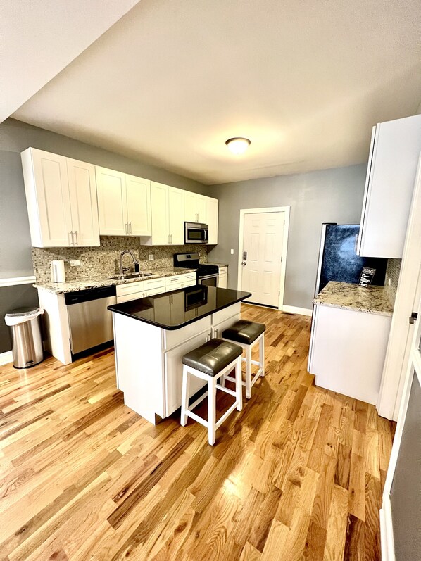 Réfrigérateur, micro-ondes, four, plaque de cuisson