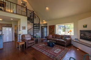 TV, fireplace