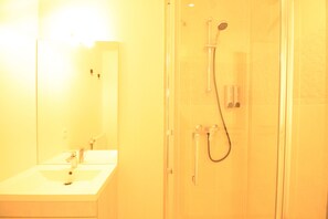 Douche, sĂšche-cheveux, serviettes fournies, savon