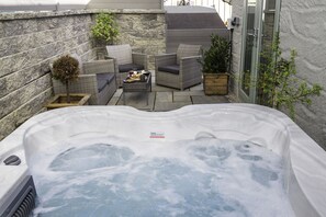 Cottage | Outdoor spa tub
