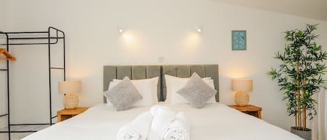 1 habitación, decoración personalizada, muebles diferentes y escritorio