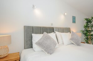 1 개의 침실, 각각 다른 스타일의 인테리어, 각각 다르게 가구 비치, 책상