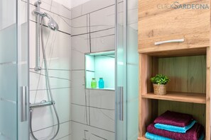 Regadera, secadora de cabello, bidet, jabón 