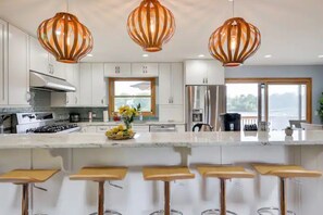 Frigorifero, microonde, forno, piano cottura