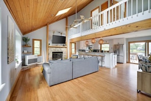 Smart TV, caminetto, videogiochi, studio