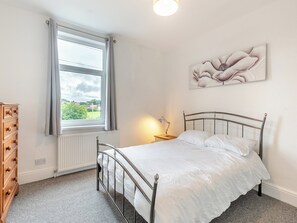 3 bedrooms, travel cot, free WiFi, bed sheets - 3 bedroom accommodation in Whitwell, near Worksop (Whitwell, near Worksop)