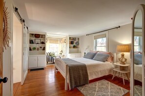 4 bedrooms, iron/ironing board, free WiFi, bed sheets