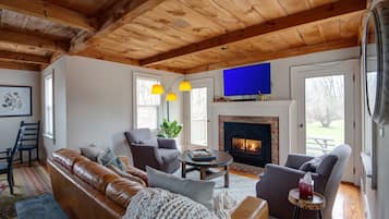 TV connectée, cheminée, espaces bureaux