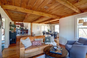 Smart TV, chimenea y oficina 