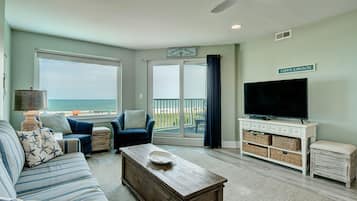Condo, 3 Bedrooms | Living room