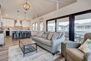 House, 6 Bedrooms | Living room