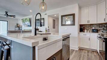 House, 6 Bedrooms | Private kitchen