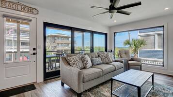 House, 6 Bedrooms | Living room