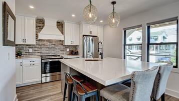 House, 6 Bedrooms | Dining